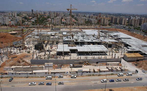 Danya cebus - Ir Yamim Shopping Mall, Netanya - Image 2